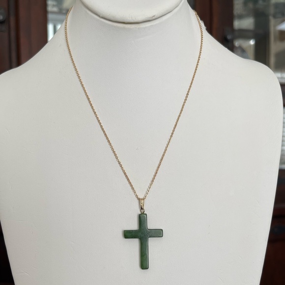 High quality hand carved nephrite jade cross gold tone pendant & chain - Picture 8 of 12